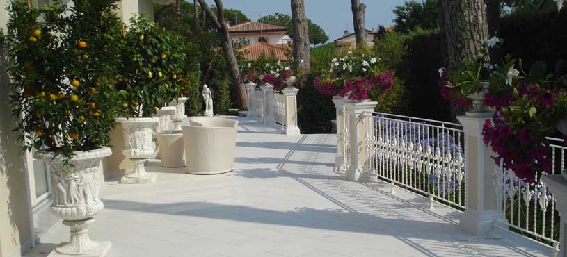 Cerchiamo i migliori complementi di arredo per realizzare giardini e ambienti unici e di stile Realizzazione giardini Forte dei Marmi